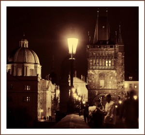 károly by night